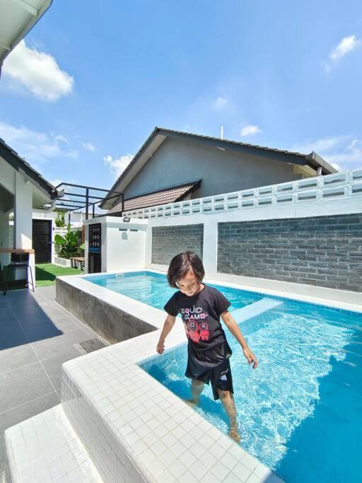Rumah Aina Homestay Bukit Changgang Private Pool Kampong Melot エクステリア 写真
