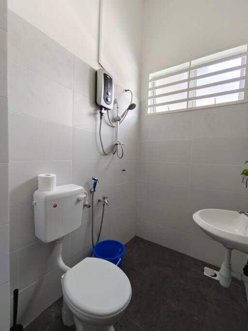 Rumah Aina Homestay Bukit Changgang Private Pool Kampong Melot エクステリア 写真