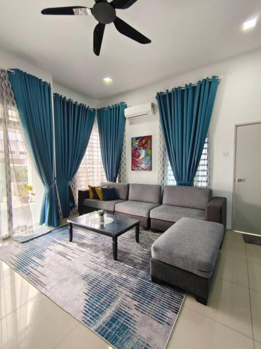 Rumah Aina Homestay Bukit Changgang Private Pool Kampong Melot エクステリア 写真