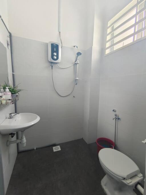 Rumah Aina Homestay Bukit Changgang Private Pool Kampong Melot エクステリア 写真