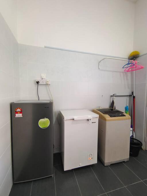 Rumah Aina Homestay Bukit Changgang Private Pool Kampong Melot エクステリア 写真