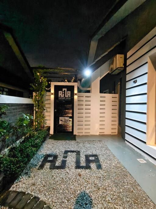 Rumah Aina Homestay Bukit Changgang Private Pool Kampong Melot エクステリア 写真