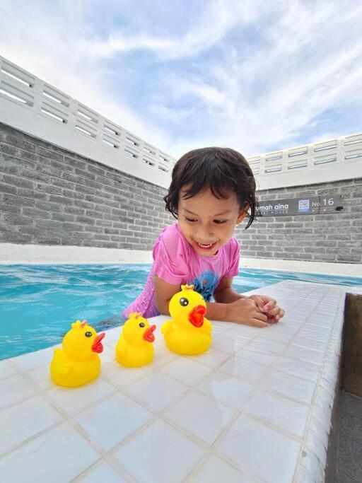 Rumah Aina Homestay Bukit Changgang Private Pool Kampong Melot エクステリア 写真
