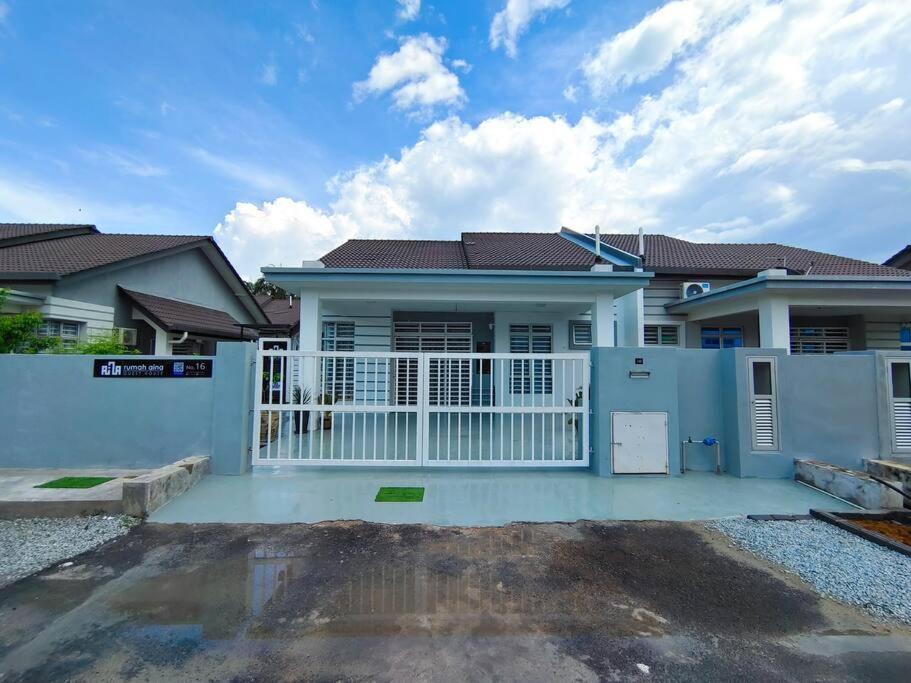 Rumah Aina Homestay Bukit Changgang Private Pool Kampong Melot エクステリア 写真