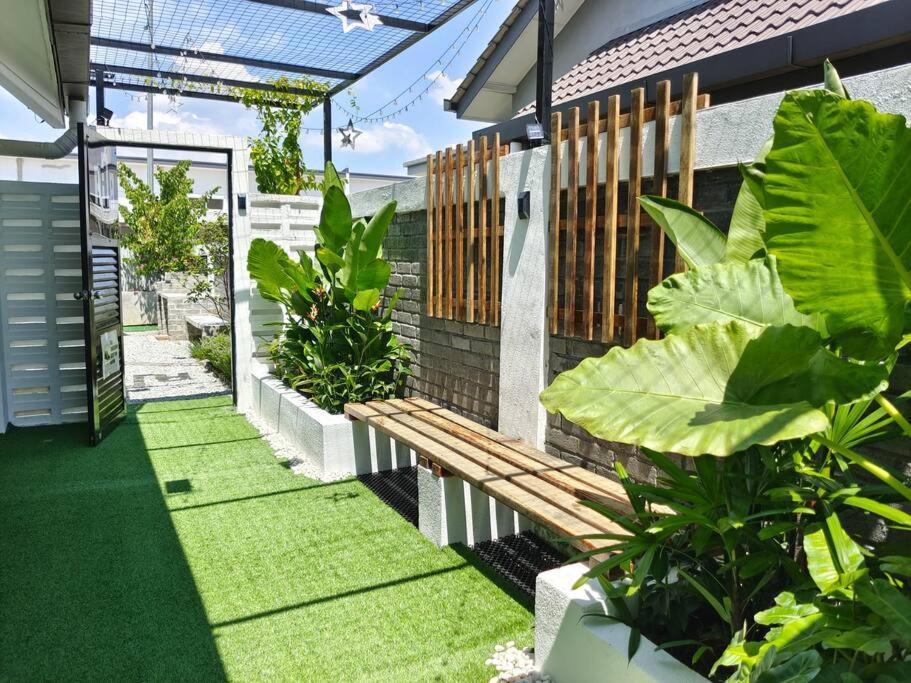 Rumah Aina Homestay Bukit Changgang Private Pool Kampong Melot エクステリア 写真