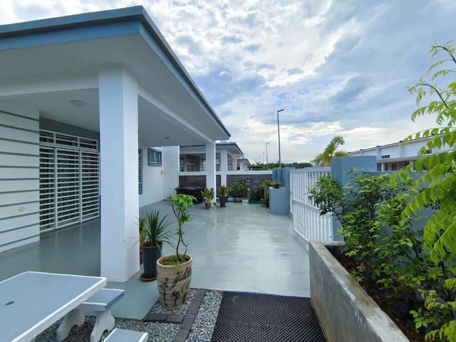 Rumah Aina Homestay Bukit Changgang Private Pool Kampong Melot エクステリア 写真